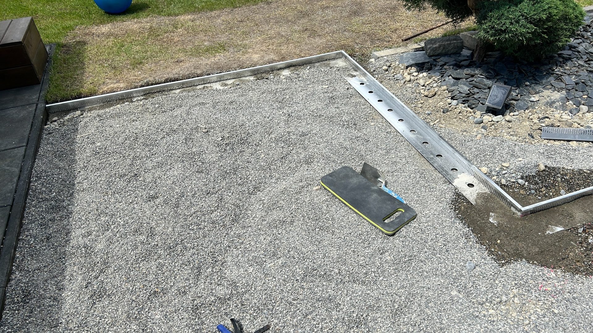 Terrassenunterbau mit Splittbett und Metall-Randprofilen zur Einfassung.