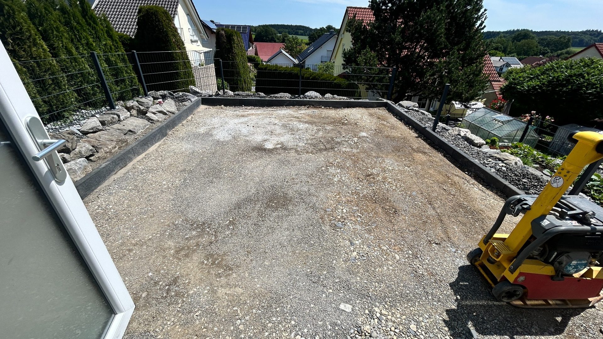 Verdichteter Untergrund mit Rüttelplatte als Vorbereitung für Pflasterarbeiten.